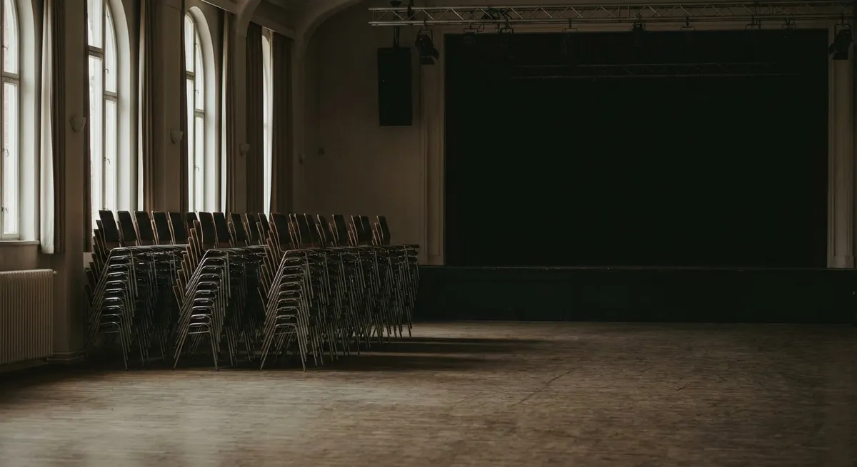 Organisateur vérifiant les contrats d'un événement